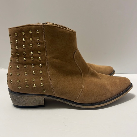 Bucco Capensis Women’s Size 8.5 Brown Faux Suede Gold Studded Ankle Boots - Picture 1 of 10